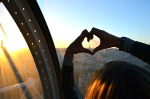 fot. https://pixabay.com/pl/photos/paris-romance-serce-dziewczynka-2384940/ fot. https://pixabay.com/pl/photos/paris-romance-serce-dziewczynka-2384940/